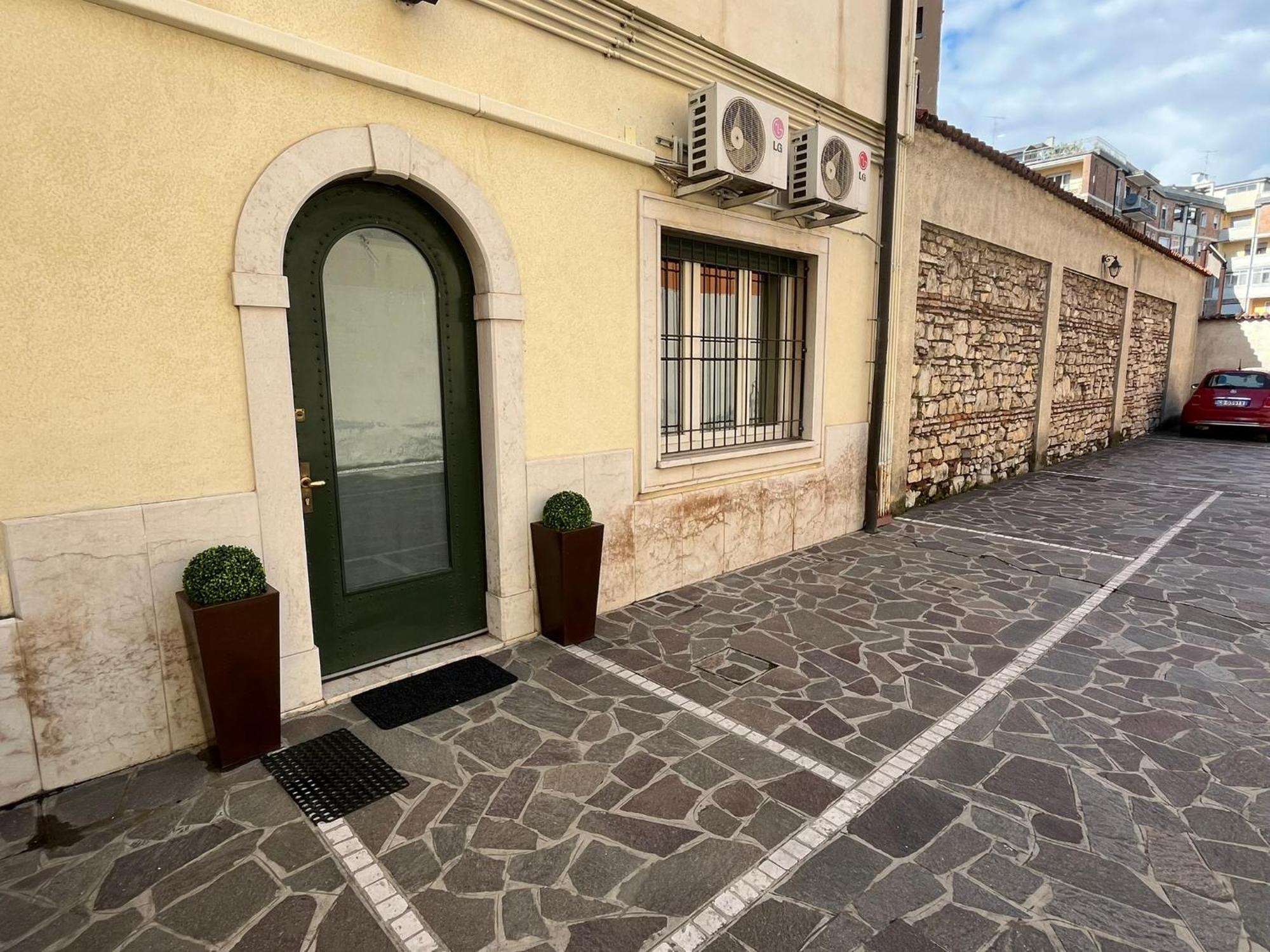 Ferienwohnung Elegante Bilocale Con Posto Auto Privato Brescia Exterior foto
